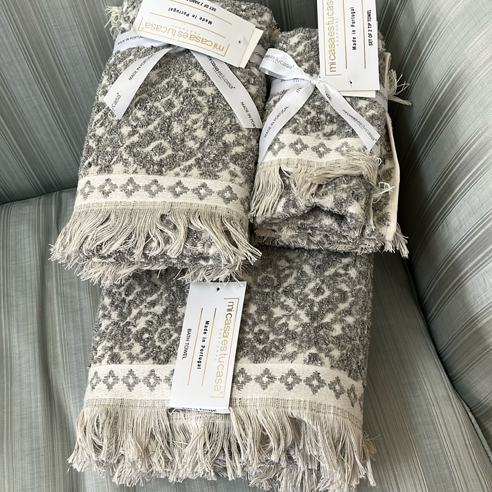 2 sets of gorgeous fringed bath towels by Mi Casa Es Tu Casa - NWT